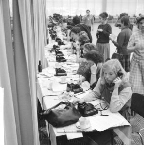 Aktie Open het Dorp , telefonisten, Bestanddeelnr 914-5525