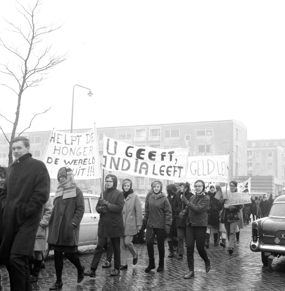 Aktie eten voor India , in Slotervaart liepen leerlingen van Christelijk Lyceum , Bestanddeelnr 918-8078
