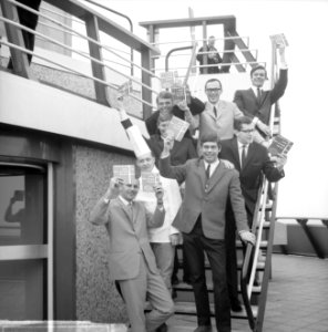 Aktie Europa 1, 2, 3 op de Rotterdamse Euromast, een grammofoonplaatje gelanceer, Bestanddeelnr 916-2973