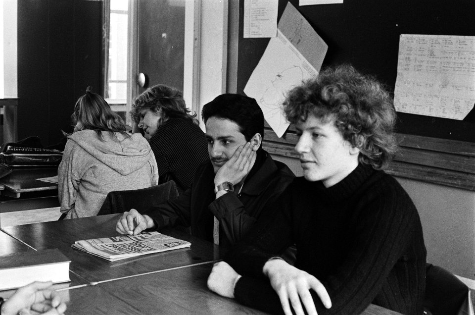 Aktie door leerlingen van Montessori-lyceum in Amsterdam tegen uitwijzen van hun, Bestanddeelnr 932-0589