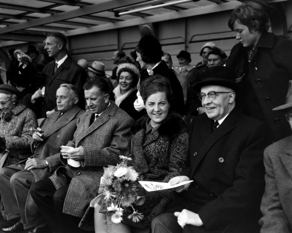 Aktie Dousadj De spelers van Feyenoord worden aan prinses Margriet voorgesteld , Bestanddeelnr 915-6253