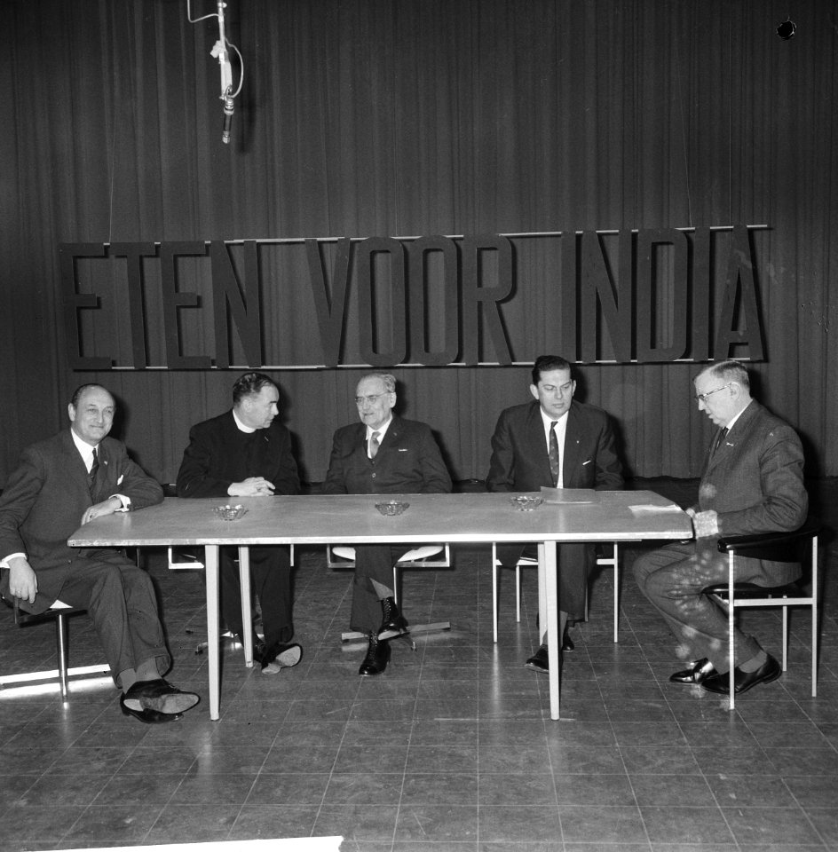 Aktie eten voor India , in gebouw Bellevue, v.l.n.r. Toxopeus, Monsigneur Bekker, Bestanddeelnr 918-8082
