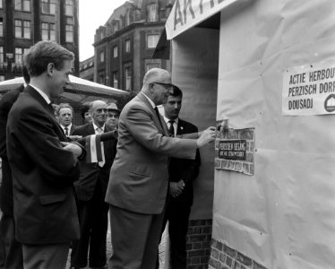 Aktie Herbouw Perzisch Dorp Dousadj op de Dam begonnen Wethouder Tabak plakt he, Bestanddeelnr 915-2670