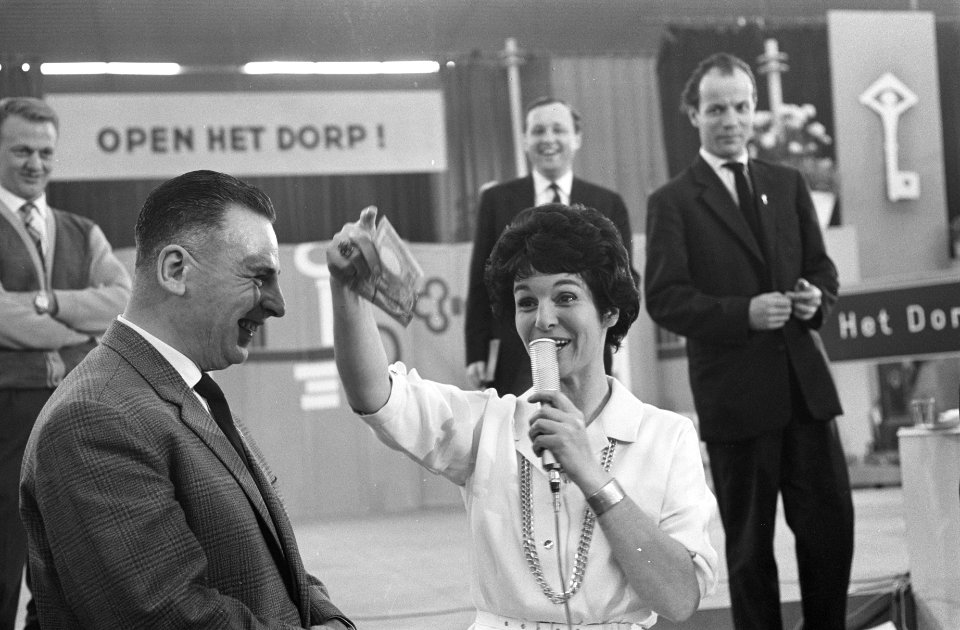 Aktie Open het Dorp , Mies Bouwman met briefje van 100, Bestanddeelnr 914-5497