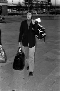 Ajax terug uit Spaanse La Coruna op Schiphol, Cruijff met koffers, Bestanddeelnr 926-5960