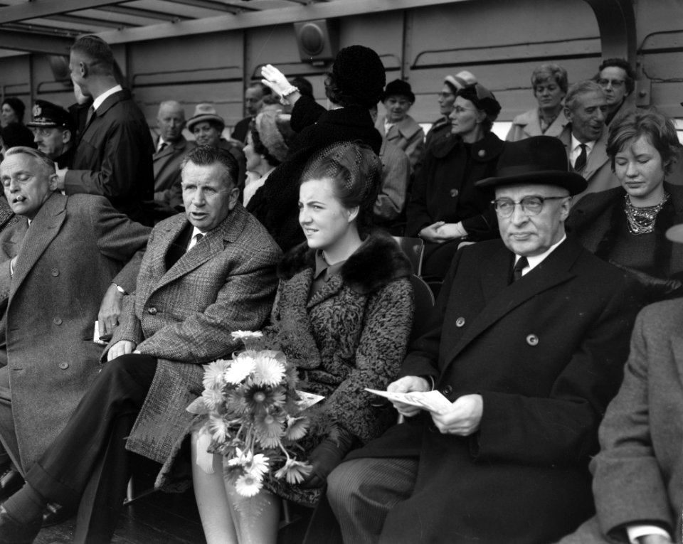 Aktie Dousadj De spelers van Feyenoord worden aan prinses Margriet voorgesteld , Bestanddeelnr 915-6254