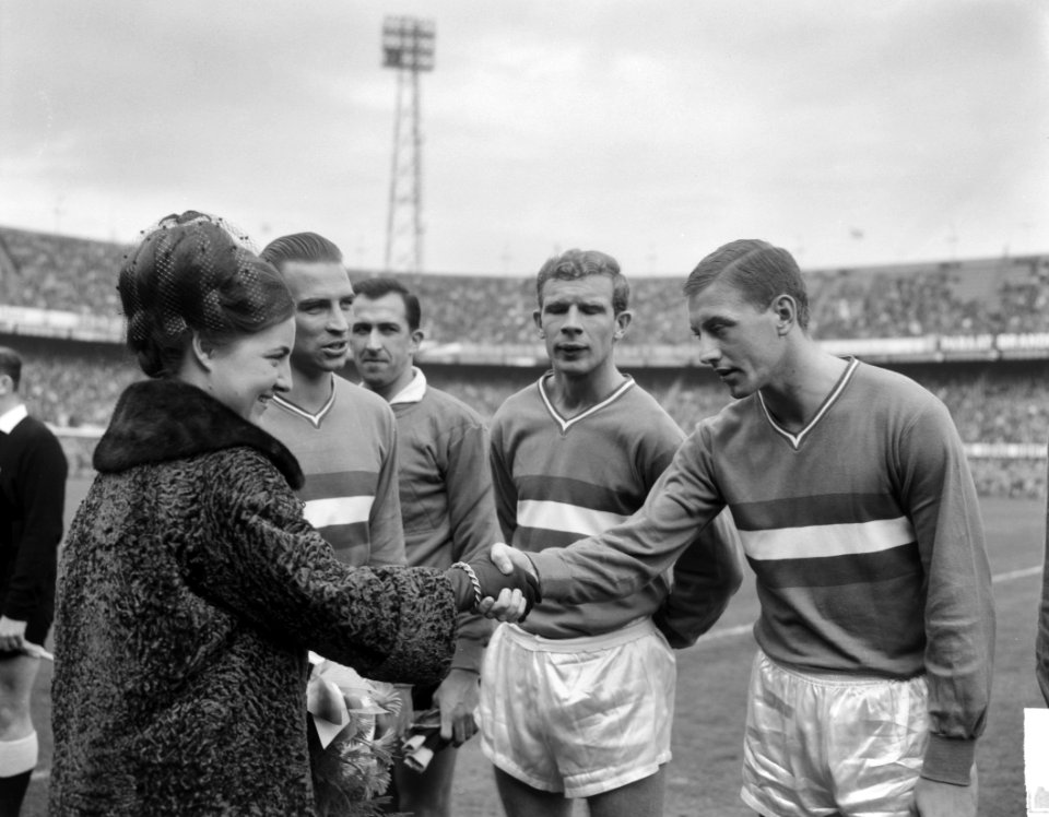 Aktie Dousadj. De spelers van Feyenoord worden aan prinses Margriet voorgesteld,, Bestanddeelnr 915-6251