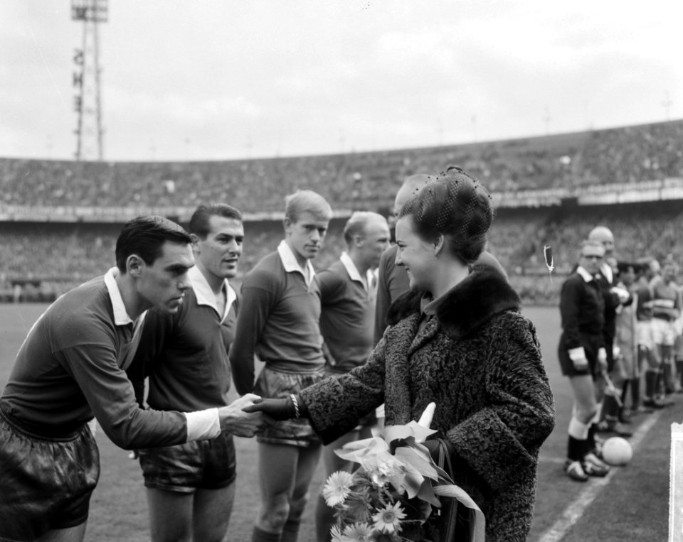 Aktie Dousadj De spelers van PSV worden aan prinses Margriet voorgesteld, Bestanddeelnr 915-6252