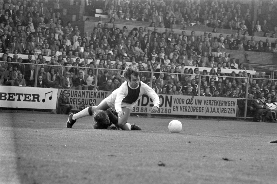 Ajax tegen Telstar 9-2, Jan Mulder in duel met verdediger, Bestanddeelnr 925-9371