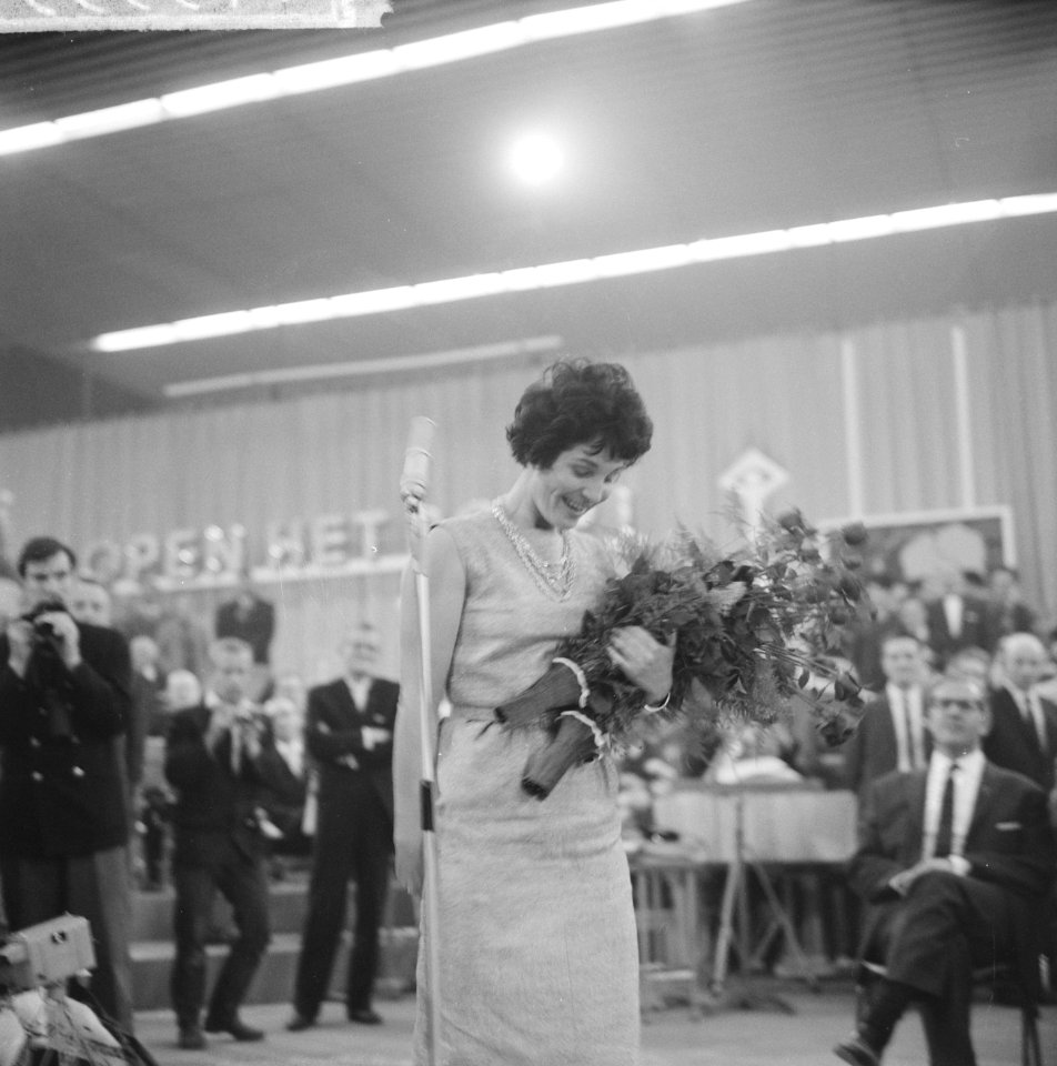 Aktie Open het Dorp , Mies Bouwman met bloemen, Bestanddeelnr 914-5533