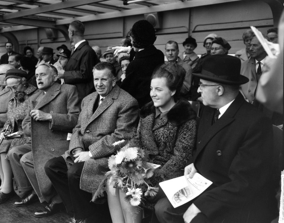 Aktie Dousadj De spelers van Feyenoord worden aan prinses Margriet voorgesteld , Bestanddeelnr 915-6255