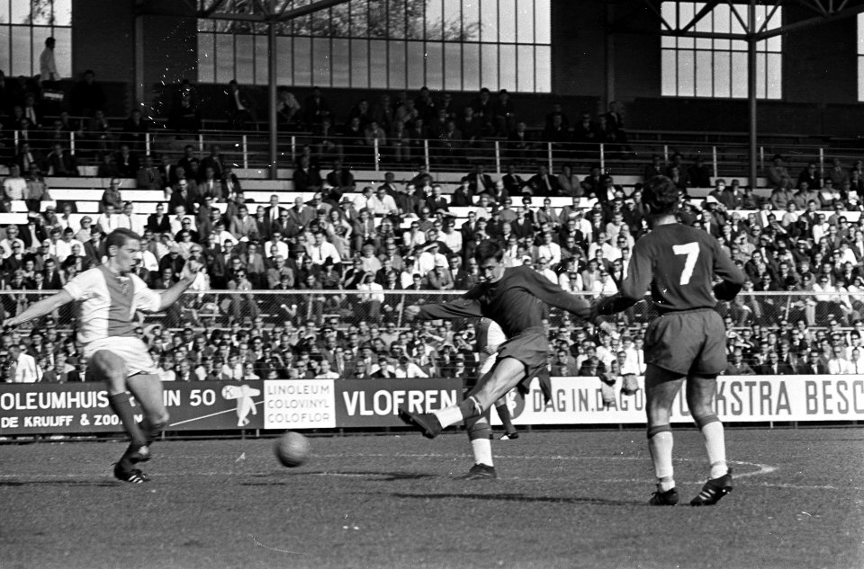 Ajax tegen Volewijckers 5-0, aanval Ajax, Cruijff schiet in, rechts Co Prins, Bestanddeelnr 918-2055