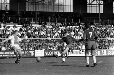 Ajax tegen Volewijckers 5-0, aanval Ajax, Cruijff schiet in, rechts Co Prins, Bestanddeelnr 918-2055