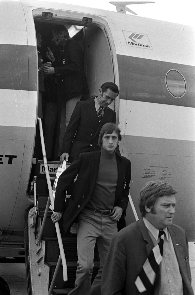 Ajax terug uit Spaanse La Coruna op Schiphol, Cruijff en trainer Knobel, Bestanddeelnr 926-5959