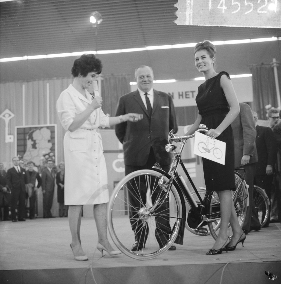 Aktie Open het Dorp , Rina Lodders bood 1000 gulden en fiets aan, Bestanddeelnr 914-5521