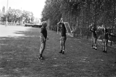 Ajax traint met nieuwe selectie trainer Cor Brom (l) met Clark (r), Bestanddeelnr 929-8218