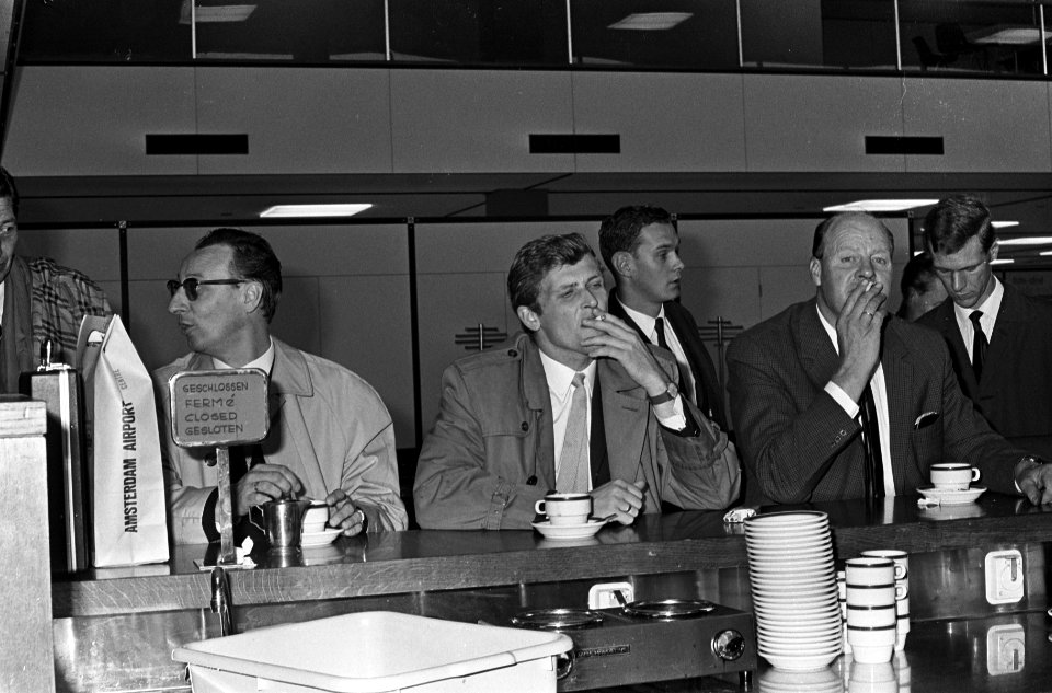 Ajax vertrekt van Schiphol naar Madrid. Piet Keizer (midden) rookt een sigaret, Bestanddeelnr 920-7687
