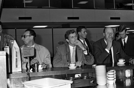 Ajax vertrekt van Schiphol naar Madrid. Piet Keizer (midden) rookt een sigaret, Bestanddeelnr 920-7687