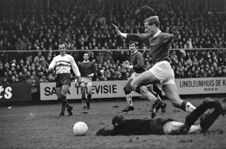 Ajax tegen Xerxes 4-1, Klaas Nuninga scoort, keeper Treijtel geslagen, Bestanddeelnr 919-8914