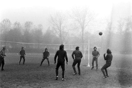 Ajax traint in de mist, Amsterdam, koppen over net, Bestanddeelnr 925-0978