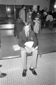 Ajax terug op Schiphol na wedstrijd tegen Arsenal, Johan Neeskens, Bestanddeelnr 925-4784
