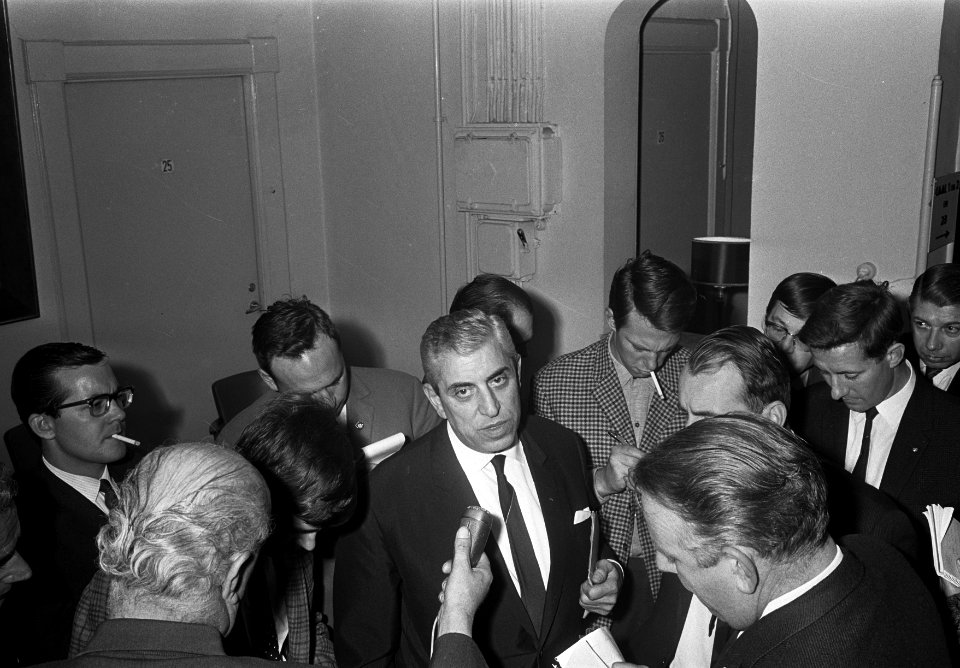 Ajax voorzitter Jaap van Praag staat in het Utrechtse hotel Terminus de pers te , Bestanddeelnr 919-7788