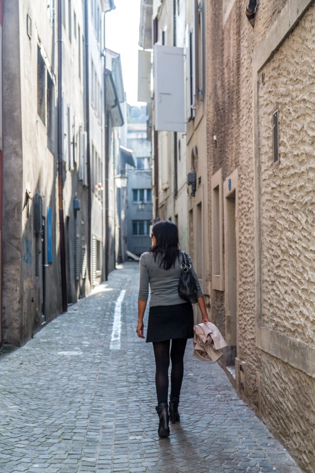 Starting woman pavement