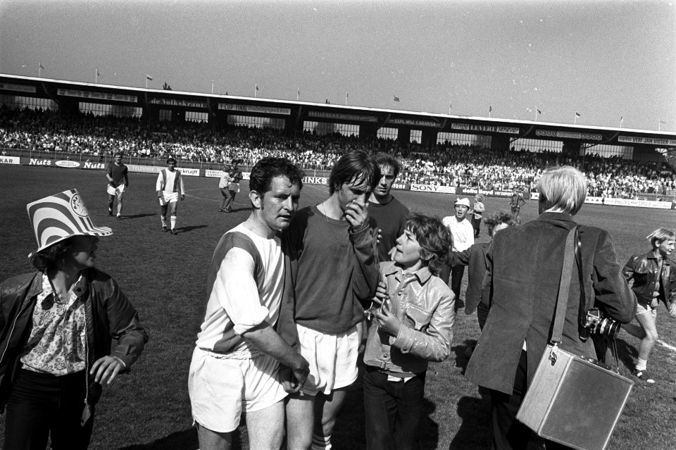 Ajax tegen SVV 8-0 Cruijff wordt gefeliciteerd door SVV- en fans, Bestanddeelnr 923-5296
