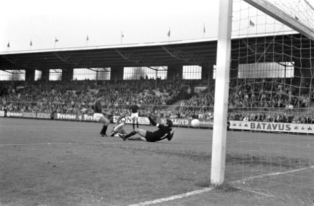 Ajax tegen Torino 3-1. Cruijff scoort, keeper Vieri is geslagen, Bestanddeelnr 921-4188