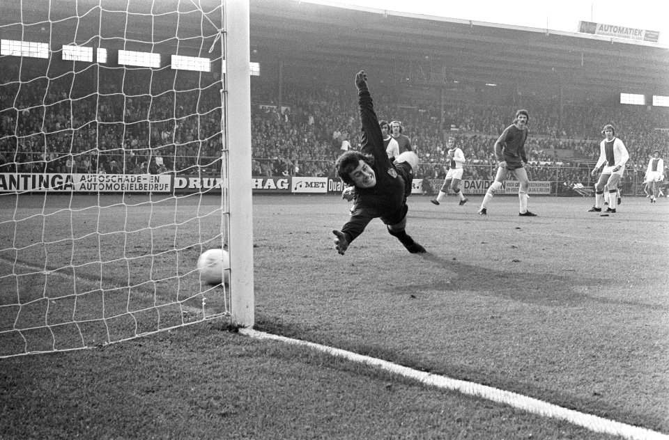 Ajax tegen Telstar 9-2, Mühren (niet zichtbaar) scoort ze doelpunt, Van der Meer, Bestanddeelnr 925-9373