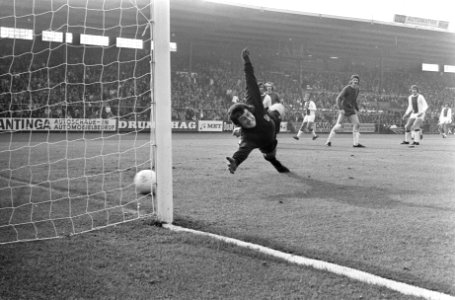 Ajax tegen Telstar 9-2, Mühren (niet zichtbaar) scoort ze doelpunt, Van der Meer, Bestanddeelnr 925-9373