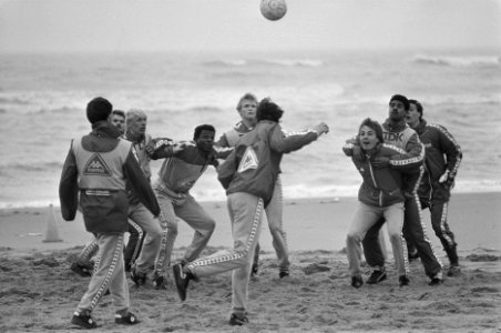 Ajax traint op Wassenaarse strand v.l.n.r. Scholten, Men De Haan , Witschge, Ri, Bestanddeelnr 933-9226