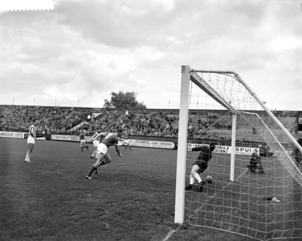 Ajax tegen Willem II 6-0, C Groot passeert doelman Feyt, Bestanddeelnr 911-6599