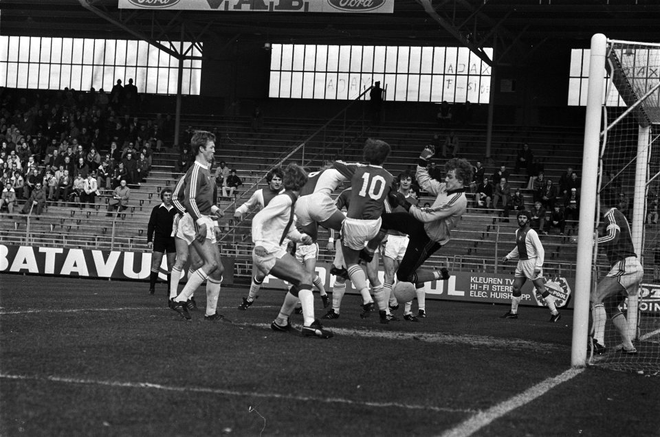 Ajax tegen Telstar 7-0, Ruud Geels opent de score, Geels juicht na scoren, Bestanddeelnr 929-6052