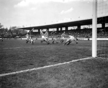 Ajax tegen Willem II 3-1, Klaas Nuninga scoort, keeper Schobert is geslagen, Bestanddeelnr 919-1223