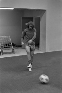 Ajax test Spaanse middenvelder Montero van Elche Montero krijgt bal, Bestanddeelnr 929-4480