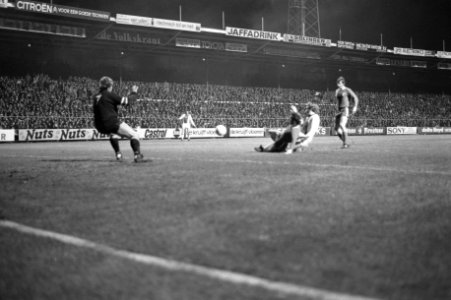 Ajax tegen Twente 1-0, Arie Haan (tweede van rechts) scoort 1-0, Bestanddeelnr 926-3279