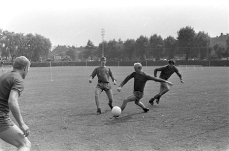 Ajax traint weer. Cruijff, Groot en Wim Suurbier, Bestanddeelnr 920-5114