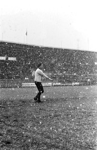Ajax tegen Volewijckers 4-1. Nummer 17 Keeper Houtkoper in de sneeuw, Bestanddeelnr 920-9550