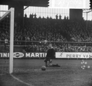 Ajax tegen Telstar 6-2, keeper Stuy van Telstar door de knieen voor aanvallen Aj, Bestanddeelnr 918-9085