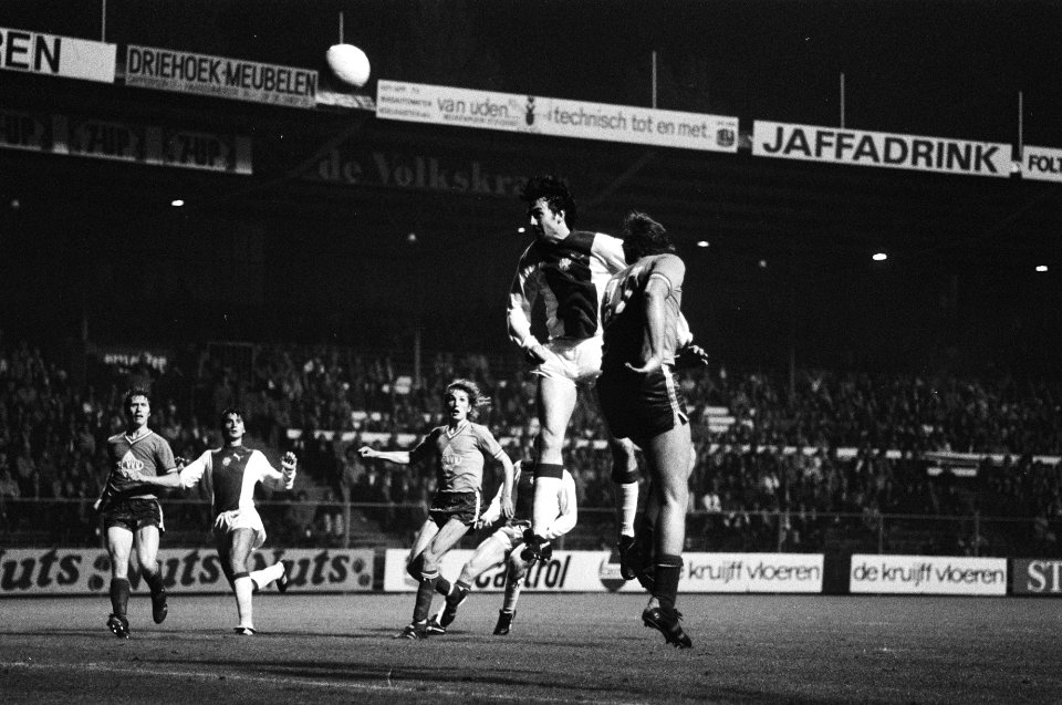 Ajax tegen VVV 4-0, Clarke kopt, links La Ling, Bestanddeelnr 929-9154
