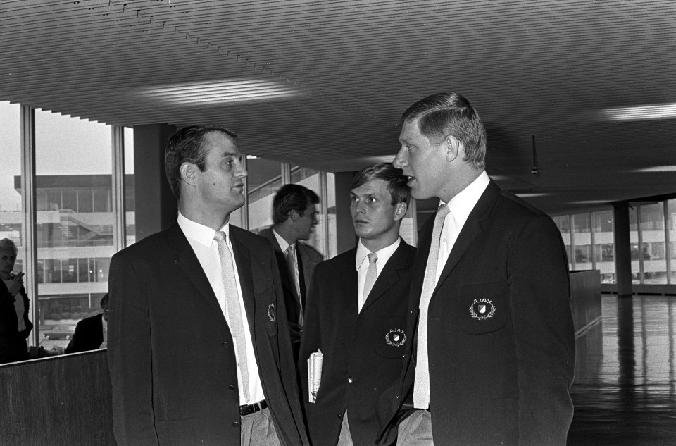 Ajax vertrekt van Schiphol naar Madrid. Pronk (rechts) en Bals, Bestanddeelnr 920-7688