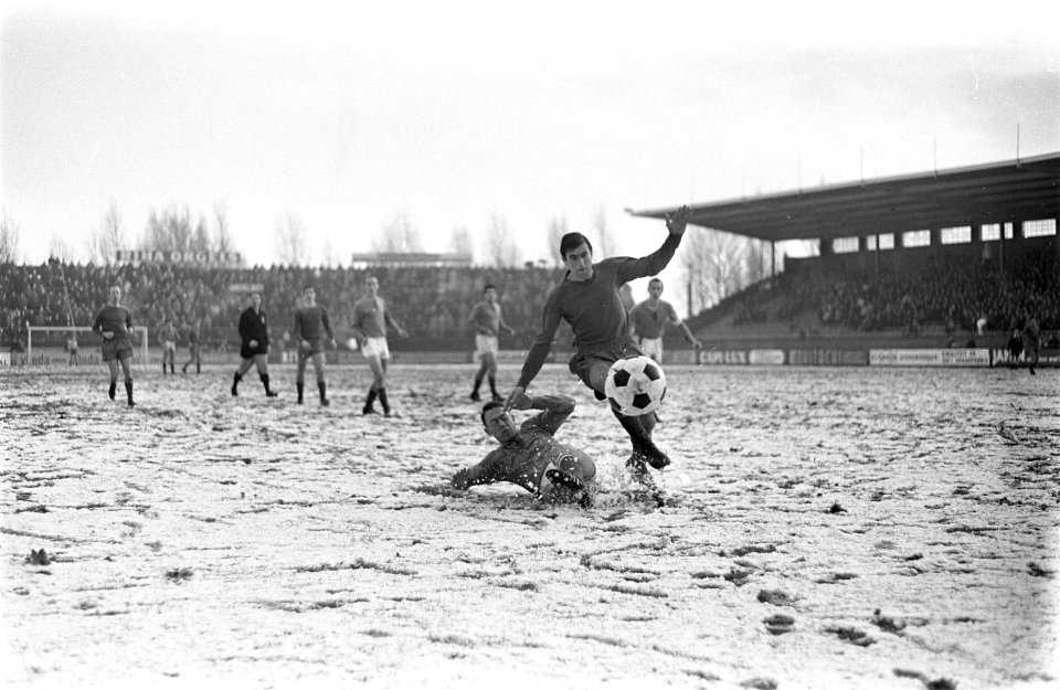 Ajax tegen Volewijckers 4-1. Sjaak Swart in duel met Heerland (VW), Bestanddeelnr 920-9548