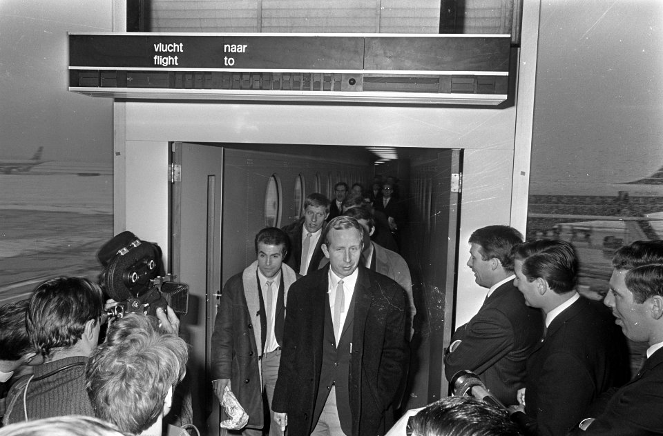 Ajax terug uit Lissabon op Schiphol Muller, Groot en Pronk als eerste door wande, Bestanddeelnr 922-1240