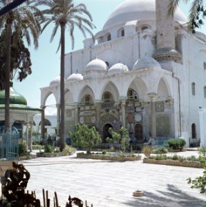 Akko. El Jezzar moskee ingangspartij met marmerincrustaties en een deel van het, Bestanddeelnr 255-9235