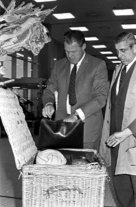Ajax vertrekt van Schiphol naar Madrid. Michels (links) en Van Praag, Bestanddeelnr 920-7684