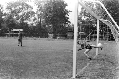 Ajax traint weer. Cruijff, Groot en Wim Suurbier, Bestanddeelnr 920-5115