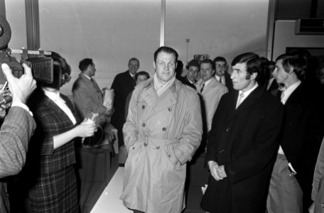 Ajax terug uit Lissabon op Schiphol v.l.n.r. Michels, Sjaak Swart en Johan Cruij, Bestanddeelnr 922-1239