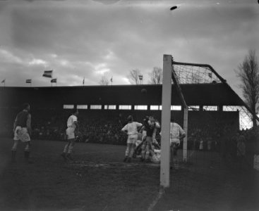Ajax tegen Zeeburgia 1-1. Scrimmage voor Zeeburgia-doel, Bestanddeelnr 902-5497