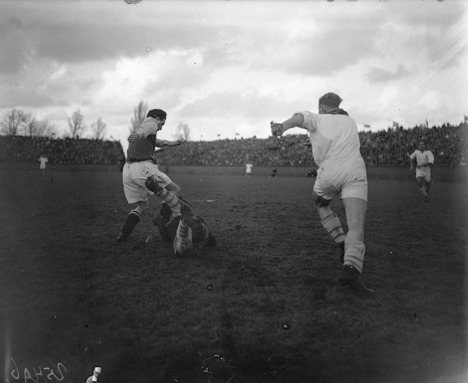 Ajax tegen Zeeburgia 1-1. Dräger (Ajax) in duel met keeper Wustenhoff, Bestanddeelnr 902-5496